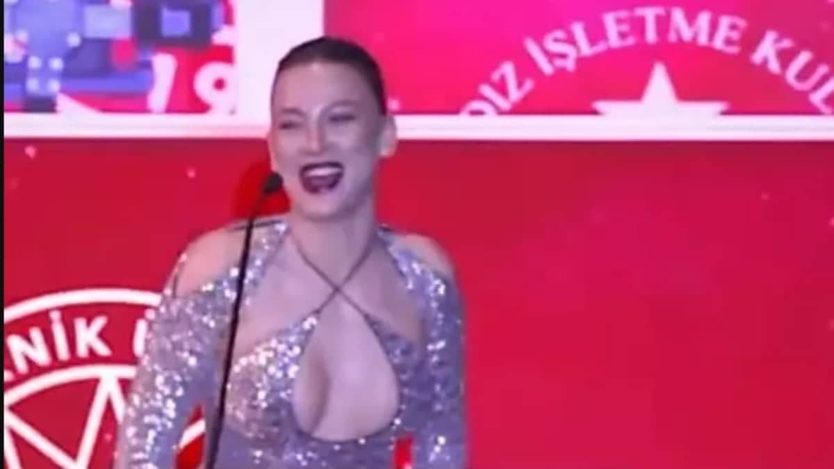 Serenay Sarıkaya ödül törenine damga vurdu! ‘Yine ben’ sözleri gündem oldu