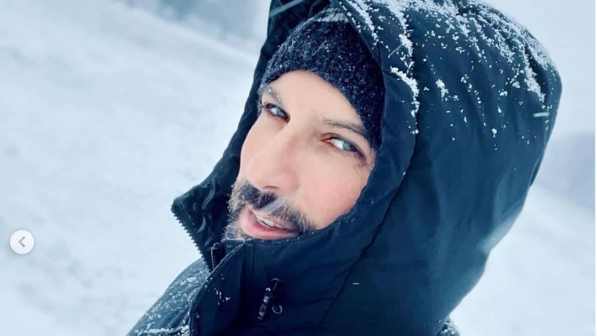 Megastar Tarkan ailesiyle verdiği pozu paylaştı: “Kar aşkı”