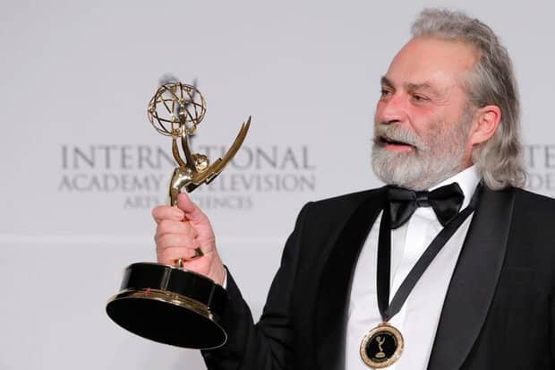 Haluk Bilginer, Uluslararası Emmy Ödülleri’nde En İyi Erkek Oyuncu seçildi